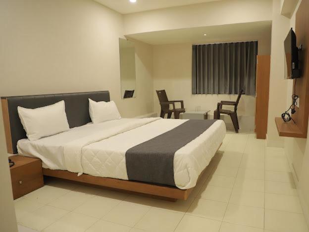 Hotel Royal Orbit Rajkot Exterior foto